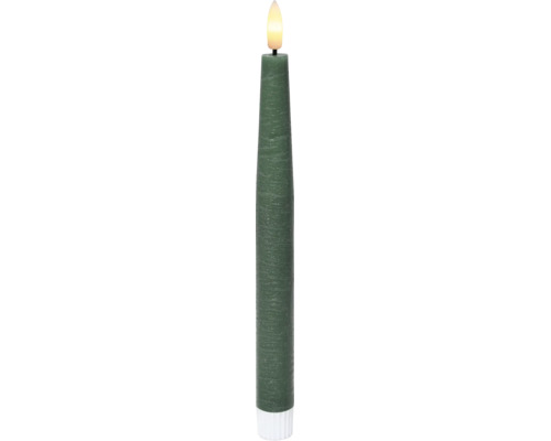 Grüne LED-Stabkerze mit strukturierter Wachsoptik und künstlicher Flamme.
