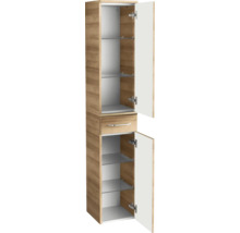 Armoire haute de salle de bain ouverte avec corps aspect bois, façades blanches, un tiroir et étagères en verre.