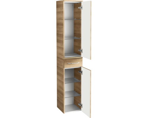 Armoire haute de salle de bain ouverte avec corps aspect bois, façades blanches, un tiroir et étagères en verre.