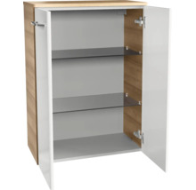 Armoire de salle de bains à deux portes avec corps aspect bois, façades blanches et deux tablettes en verre.