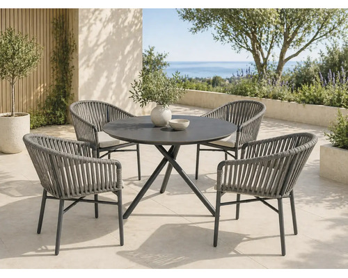 Ensemble de jardin moderne composé d une table ronde et de quatre fauteuils en corde tressée sur une terrasse lumineuse avec vue sur la mer.