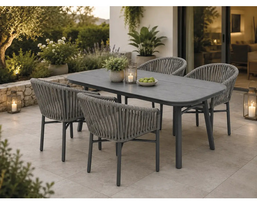 Gartenmöbel-Set bestehend aus einem ovalen Tisch in Holzoptik und vier Stühlen mit Seilgeflecht auf einer Terrasse mit Pflanzen und Laternen.