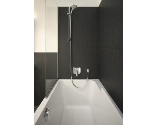 Modernes Badezimmer mit weißer Badewanne, dunklen Mosaikfliesen, verchromter Duscharmatur mit Brausestange und einer gläsernen Trennwand.