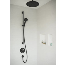 Système de douche moderne avec une tête de douche ronde, une douchette sur barre de douche et un mitigeur encastré dans une douche avec niches murales.