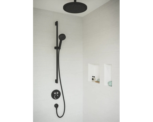 Système de douche moderne avec une tête de douche ronde, une douchette sur barre de douche et un mitigeur encastré dans une douche avec niches murales.