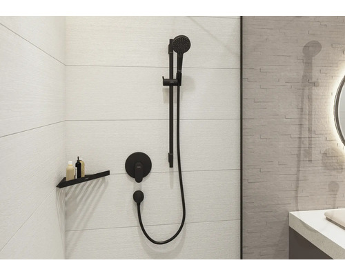 Salle de bain organisée avec set de douche noir, douchette et mitigeur encastré sur carrelage, étagère d'angle moderne et ambiance lumineuse.