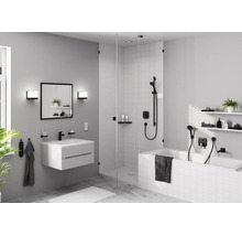 Salle de bain moderne avec meuble sous-vasque blanc, robinetterie noire, armoire de toilette, douche à l'italienne en verre et baignoire.