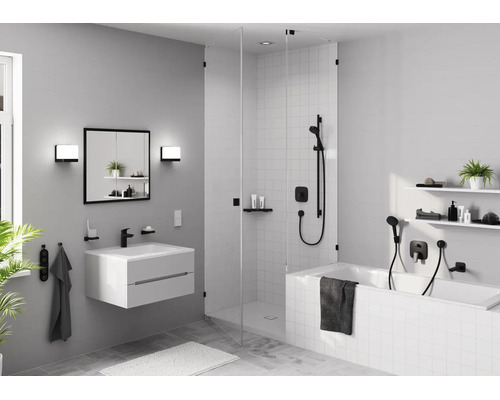 Salle de bain moderne avec meuble sous-vasque blanc, robinetterie noire, armoire de toilette, douche à l'italienne en verre et baignoire.