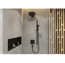 Douche moderne avec pomme de douche effet pluie noire, douchette sur barre de douche et mitigeur thermostatique encastré.