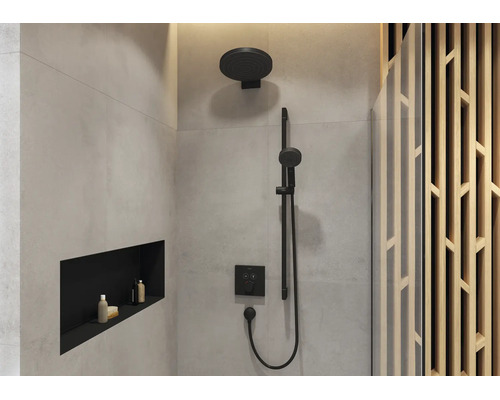 Douche moderne avec pomme de douche effet pluie noire, douchette sur barre de douche et mitigeur thermostatique encastré.