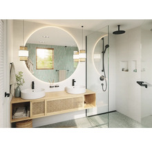 Salle de bains moderne avec double vasque en bois, miroir rond avec éclairage et douche à l italienne avec robinetterie noire.