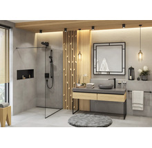 Salle de bain moderne avec douche à l'italienne, paroi en verre, robinetterie noire, meuble sous-vasque en bois et paroi à claire-voie.