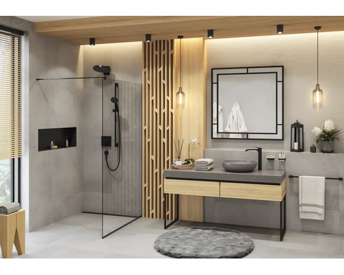 Salle de bain moderne avec douche à l'italienne, paroi en verre, robinetterie noire, meuble sous-vasque en bois et paroi à claire-voie.