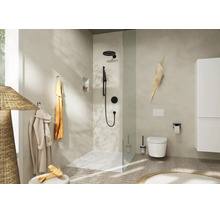 Salle de bains lumineuse et organisée avec douche italienne, robinetterie noire, toilettes suspendues et meuble blanc au design moderne.