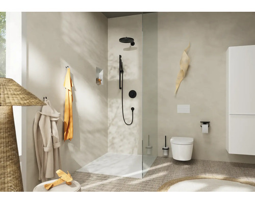 Salle de bains lumineuse et organisée avec douche italienne, robinetterie noire, toilettes suspendues et meuble blanc au design moderne.