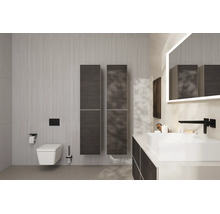 Salle de bain moderne avec toilette suspendue, armoires hautes sombres, vasque à poser blanche, robinetterie noire et miroir éclairé.