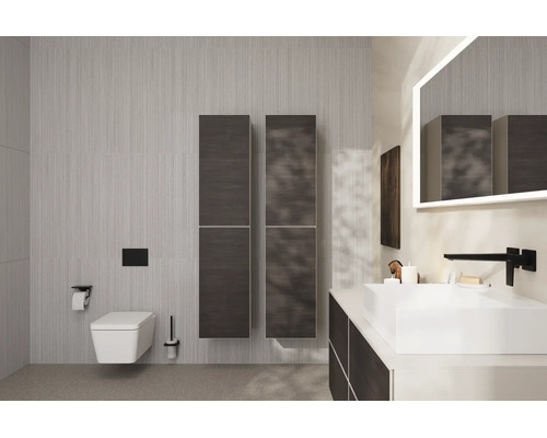 Salle de bain moderne avec toilette suspendue, armoires hautes sombres, vasque à poser blanche, robinetterie noire et miroir éclairé.