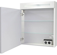 Armoire de toilette avec porte ouverte, deux étagères en verre, éclairage et prise intégrée