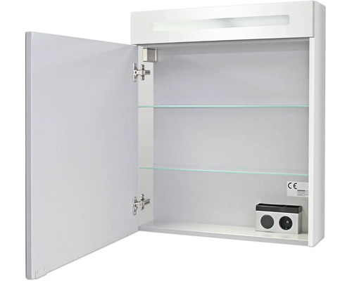 Armoire de toilette avec porte ouverte, deux étagères en verre, éclairage et prise intégrée