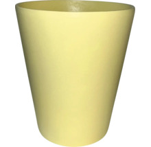 Pot de fleurs jaune de forme conique avec une surface mate.