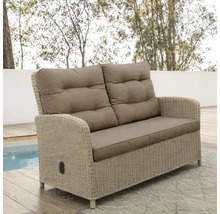 Canapé de jardin 2 places en résine tressée avec coussins d'assise et de dossier rembourrés sur une terrasse.