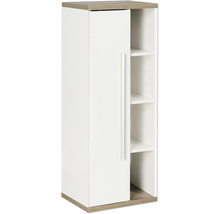 Armoire haute de salle de bain blanche avec décor chêne, une porte avec longue poignée barre et une étagère latérale ouverte à quatre compartiments.