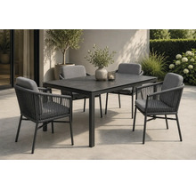 Ensemble de mobilier de jardin moderne avec une table rectangulaire et quatre chaises en corde tressée avec coussins gris sur une terrasse.