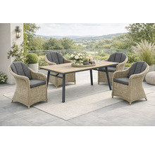Gartenmöbel-Set bestehend aus einem rechteckigen Tisch mit dunklem Gestell und vier hellen Rattansesseln mit grauen Polstern auf einer Terrasse.