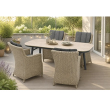 Gartenmöbel-Set mit ovalem Tisch in Holzoptik und vier Polyrattan-Gartensesseln mit grauen Polstern auf einer hellen Holzterrasse.