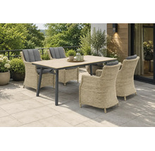 Modernes Gartenmöbel-Set auf einer Terrasse mit einem rechteckigen Holztisch und vier beigefarbenen Rattansesseln mit grauen Polstern.