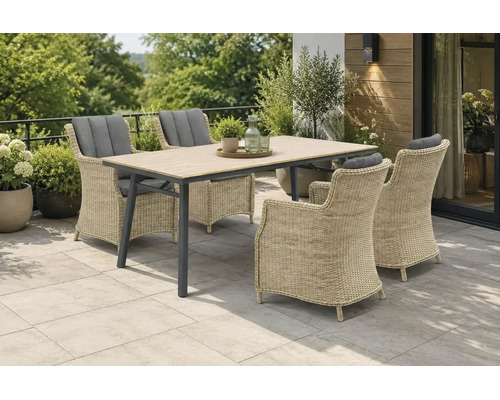 Modernes Gartenmöbel-Set auf einer Terrasse mit einem rechteckigen Holztisch und vier beigefarbenen Rattansesseln mit grauen Polstern.