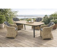 Salon de jardin comprenant une table à manger rectangulaire et quatre fauteuils en résine tressée avec coussins gris sur une terrasse en bois.