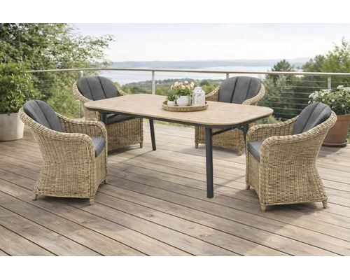 Gartenmöbel-Set bestehend aus einem rechteckigen Esstisch und vier geflochtenen Sesseln mit grauen Polstern auf einer Holzterrasse mit Ausblick.