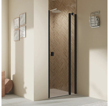 Moderne Dusche mit schwarzem Rahmen und Glastür in hellem Badezimmer mit beigefarbenen Fischgrätfliesen und Handtuchhalter.
