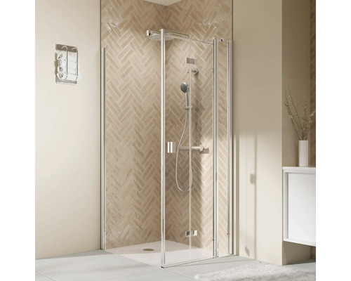 Moderne Eckdusche mit Glaswänden, Chrom-Armaturen und beigefarbenen Fliesen im Fischgrätenmuster.
