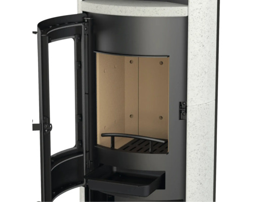 Kaminofen mit geöffneter Glastür, Blick in den Brennraum mit Rost, Aschekasten und heller Auskleidung sowie Steinverkleidung.