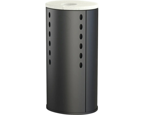 Zylindrischer Kaminofen mit dunklem Metallkorpus, heller Steinplatte und dekorativen runden Lochungen.