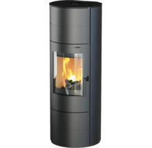 Poêle à bois cylindrique moderne en acier noir avec une grande vitre et un feu de bois allumé.