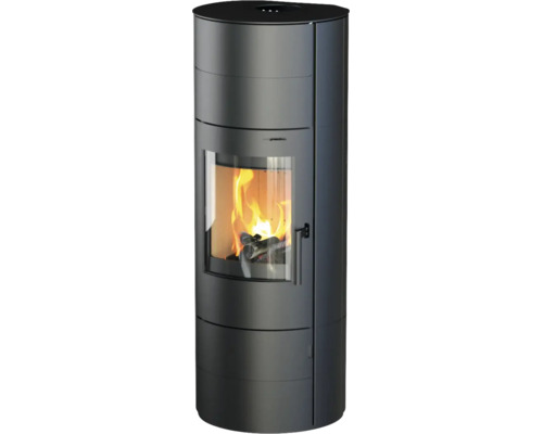 Moderner zylindrischer Kaminofen aus schwarzem Stahl mit großem Sichtfenster und brennendem Holzfeuer.