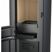 Vue détaillée d'un poêle à bois avec porte ouverte, chambre de combustion avec revêtement clair et tiroir à cendres amovible.