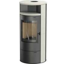 Poêle à bois moderne en acier noir avec revêtement en pierre claire, vitre bombée et compartiment chauffe-plats.