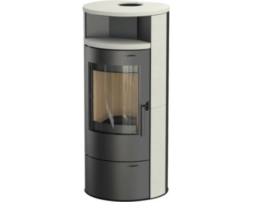 Poêle à bois moderne en acier noir avec revêtement en pierre claire, vitre bombée et compartiment chauffe-plats.