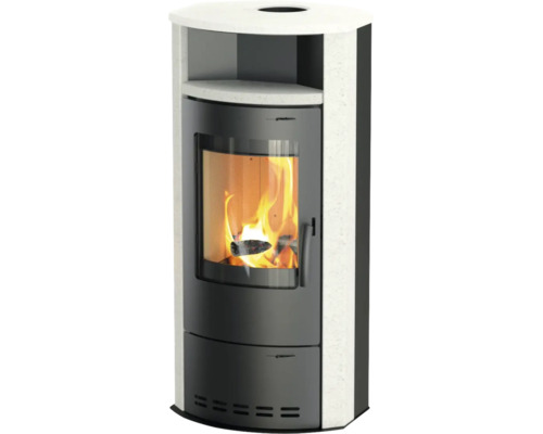 Moderner Kaminofen mit Steinverkleidung, Warmhaltefach und großer Sichtscheibe mit brennendem Feuer.