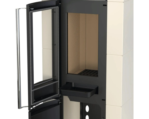Gros plan d'un poêle à bois avec porte ouverte, chambre de combustion, tiroir à cendres amovible et revêtement en céramique.
