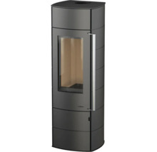 Poêle à bois moderne en acier avec face avant arrondie, grande vitre et longue poignée métallique verticale.