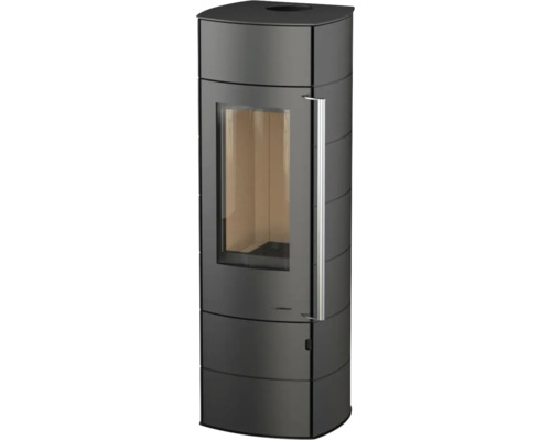 Poêle à bois moderne en acier avec face avant arrondie, grande vitre et longue poignée métallique verticale.