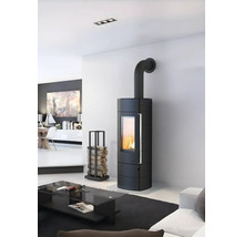 Moderner schwarzer Kaminofen mit großem Sichtfenster und brennendem Feuer in einem hellen Wohnzimmer neben einem Kaminholzregal.