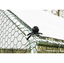 Tendeur à boule fixant une bâche et un grillage sur un cadre en tube métallique.