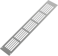 Grille d'aération rectangulaire en métal avec plusieurs fentes de ventilation et trous de fixation aux coins.