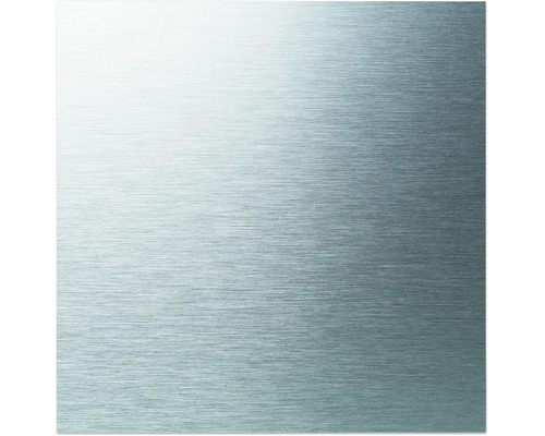 Surface métallique brossée avec texture horizontale.
